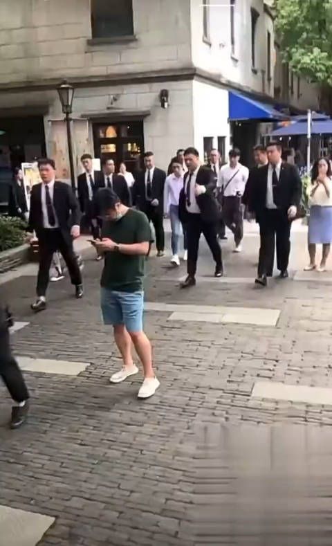 李佳琦现身，保镖开道，路人在看手机，直接把路人扒拉开