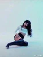 她本就是性感的化身，对一场还在预热的秀保持期待……