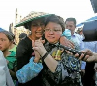 韩红的说：不管国际上发生什么灾难，我不会去非洲救难民。因为我是一个中国人，首先要把自己的同胞照顾好