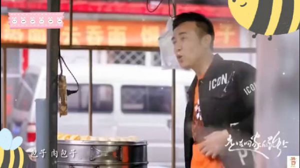 于和伟回老家帮哥哥卖包子,开口吆喝叫卖,唠嗑可太接地气了