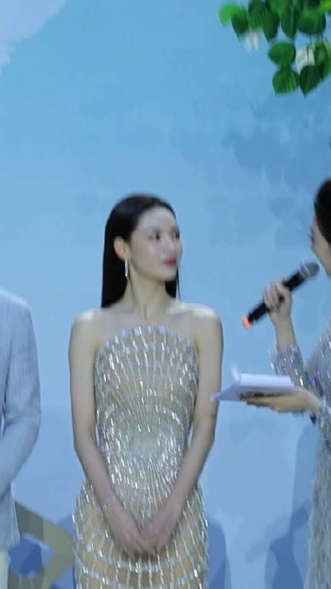 不愧是钟楚曦,什么样的礼服她都能穿出自己的style