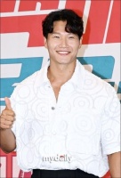 金钟国回应电商网站售价争议：将捐赠全部收益