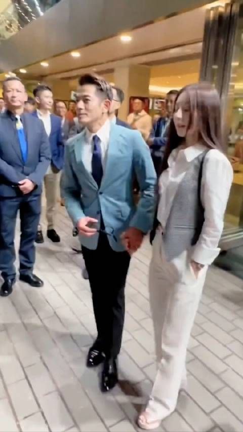 郭富城 携妻子方媛现身香港马场，57岁的他看不出真实年龄