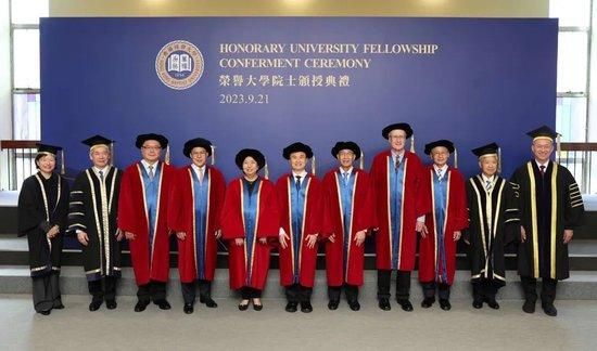 香港浸会大学9月21日举行”第18届荣誉大学院士颁授典礼”，图为该校领导团队同7位荣誉大学院士（穿红色礼袍）合影。香港浸会大学供图