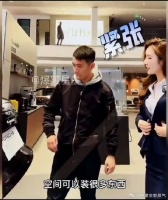 当他看到衣服开的时候，决定买下卡宴