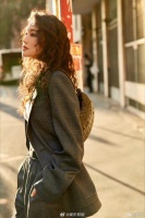 现身米兰街头，灰色西装慵懒惬意，期待姐姐大秀惊艳亮相！