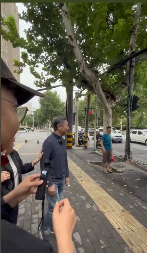 赖岳谦周玉琴夫妻在武汉台北路打卡……
