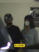 许嵩冯禧恋情稳定，狗仔拍到许嵩搂冯禧回家，小两口很黏人