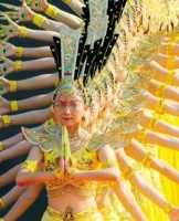 当年春晚“千手观音”聋哑人领舞，被富豪苦追8年，如今却成了这样……