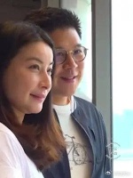 郭晶晶不仅跳水好，连滑板也玩的很好，且老公也陪着她一起玩……