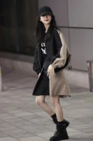 杨紫最新机场穿搭好美拉德风，腿又白又直