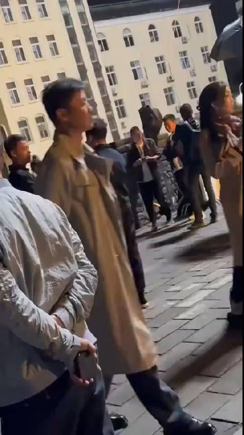 李晨街边拍戏被路人喊大水牛 李晨:大水牛?