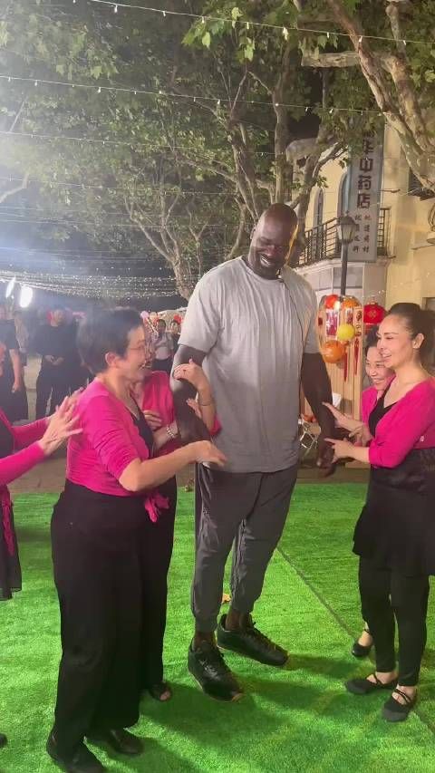 奥尼尔中国行被广场舞大妈包围了!