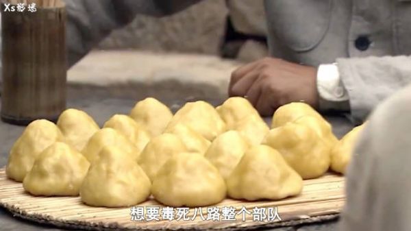 内奸在窝窝头里下耗子药,怎料被班长换成白糖,谁不吃谁就是内奸