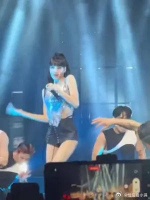 看看，现在的衣服都做的那么暴露，很难想象疯马秀……