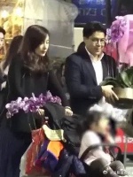 一家低调三口逛花市，霍启刚放下拍千亿身价抱着花盆……