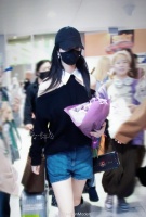 杨紫身着VALENTINO 23秋冬Black Tie系列露肩毛衣……