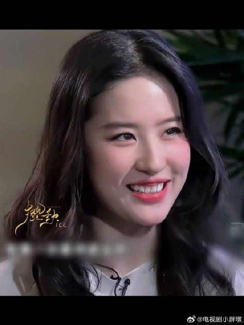 “我说我有喜欢的人,不讲了啦!”