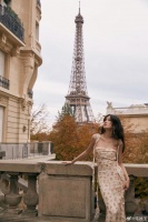 被质疑“不配出席时装周”，十八线女星正面回应