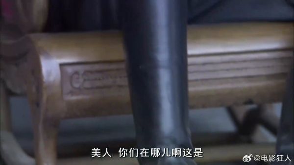 无敌司令察觉姨太中有内奸,让她们换上军装,一开枪全暴露了