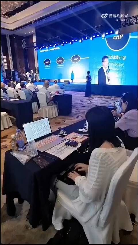 成年人的世界没有容易二字,女孩就这样工作持续四个小时.....