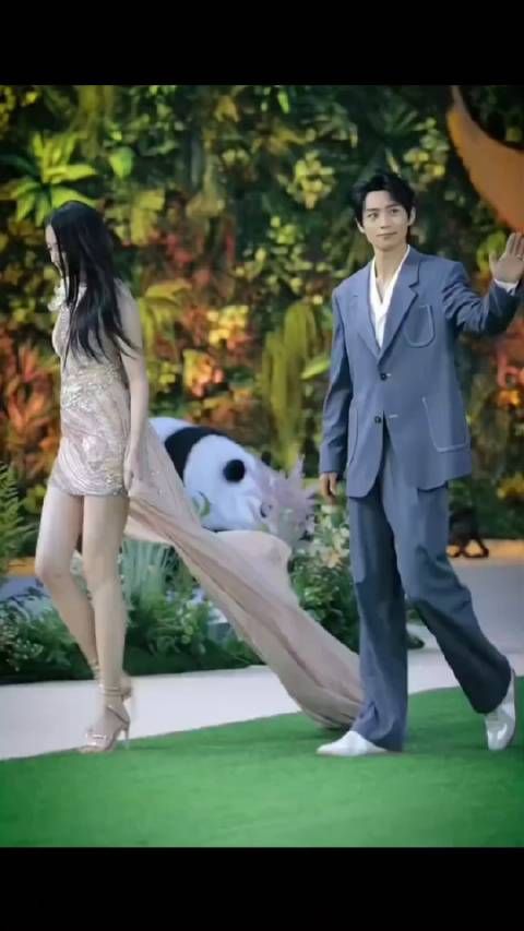 关晓彤的身材就是小说女主,关晓彤的恋爱就是小说本说……