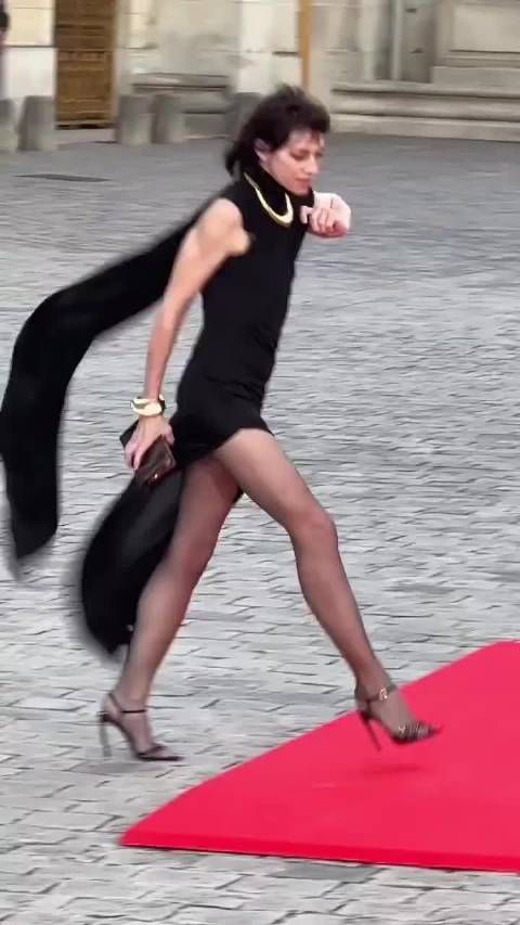 英法国宴,这位女士太抢镜了