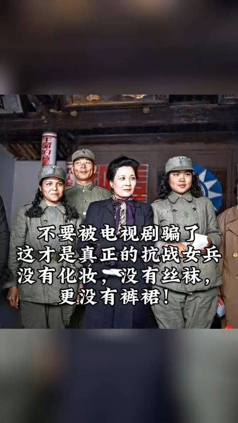 照片中的女兵笑的是那么的开心,这可能是她们一生的荣耀!