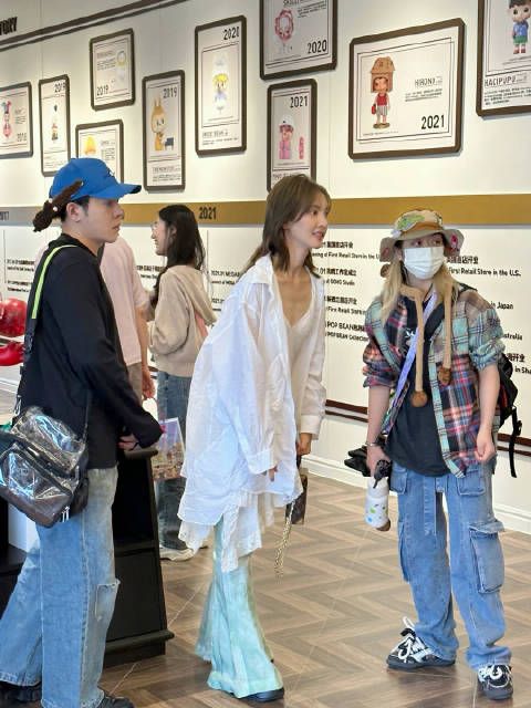 网友泡泡玛特乐园偶遇金晨,本人好美好瘦啊,状态也太耐思了