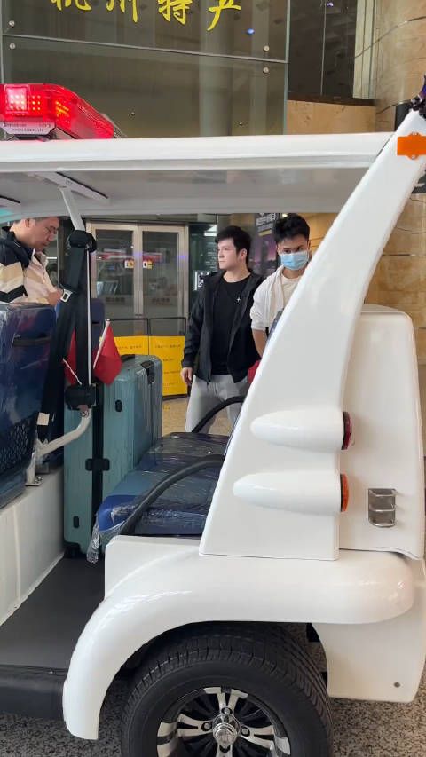 七十几岁叫东哥，东哥想笑又不敢笑，小伙子太招人稀罕了……