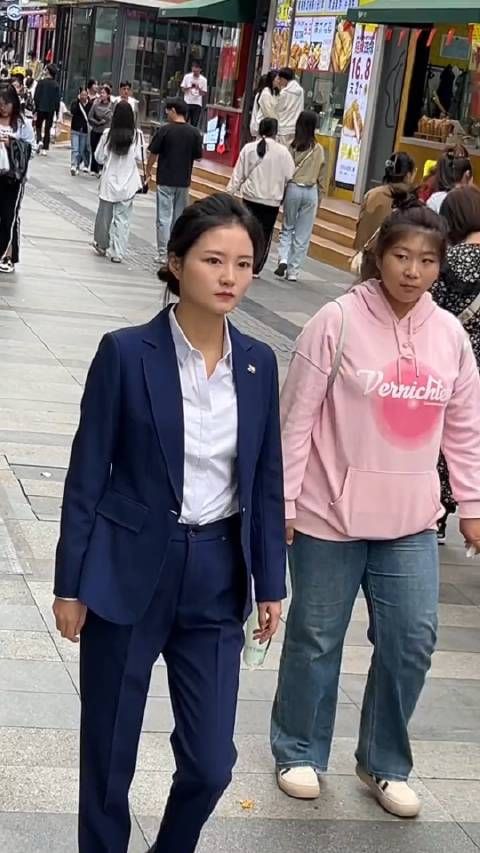 山寨版的保镖,存正版的美女……