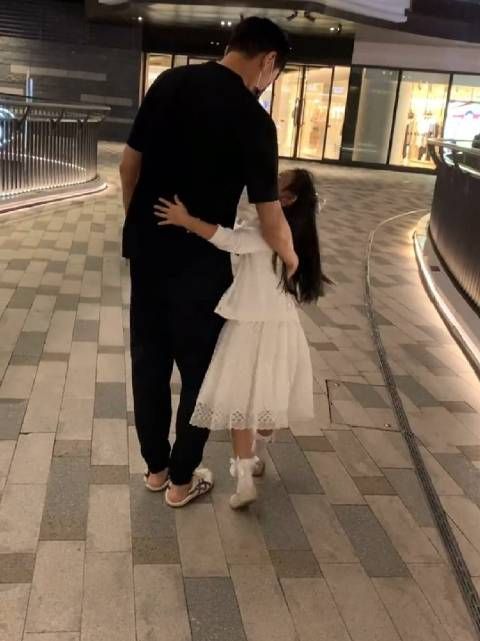 伊能静秦昊带女儿逛街,称女儿是全世界最会撒娇的女人……
