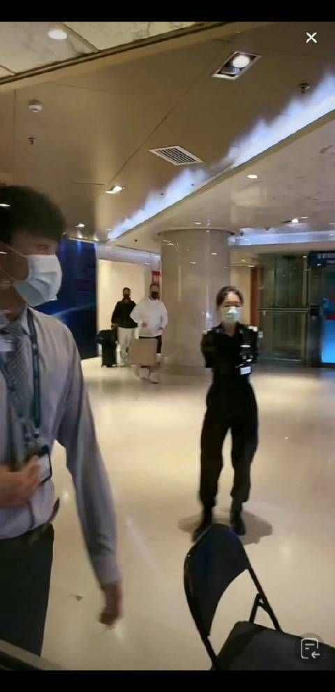 王一博抵达北京机场 王一博步伐很大帅气的走出来……