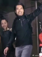 最接地气的巨星，挤公交吃路边摊，却捐去了一生存款56亿……