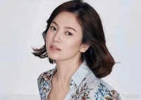 宋慧乔现身新加坡，41岁面部状态引发热议，网友：人造脸让人惊叹