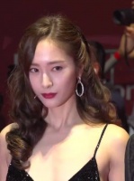 郑秀晶亮相釜山电影节，姐姐高贵大气，太迷人了！