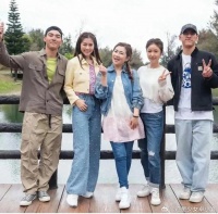 林心如跟Selina姐妹骑单车郊游… 林心如这个状态完全不像47岁诶