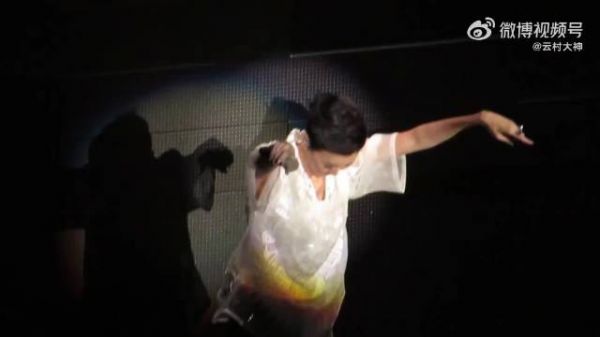 香港演唱会上因麦克风突发失灵,与现场歌迷合唱了四分钟……