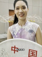 杭州亚运会闭幕式为中国举牌的小姐姐说自己一生有幸