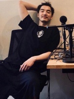 金世佳被孩子求抱视频曝光 点头承认是自己孩子