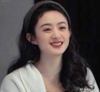 尽管赵丽颖的五官偏甜美，人们一直称赞她那双圆润的大眼睛……