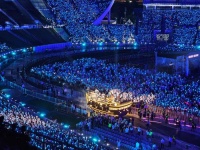 演唱会现场，知名歌手突然请这些观众离开……