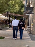 偶遇陆毅鲍蕾牵手逛街，两人从大学相恋二十多年一直甜蜜……