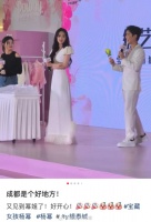 杨幂成都活动现场，路人镜头下的状态，好漂亮啊！