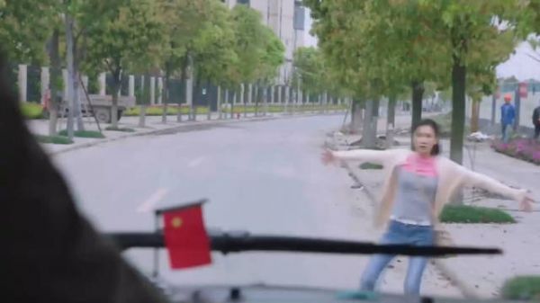 女孩突然拦下大巴车,车上乘客抱怨,司机却乐了:她是我媳妇!