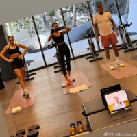 贝克汉姆和辣妹小七一起健身，贝嫂手机拍摄显示……