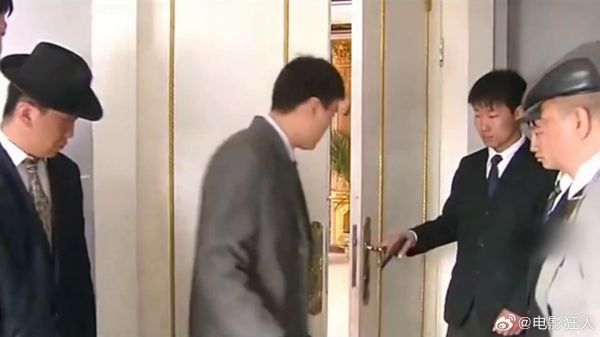 致命保密局下令抓人，不料房门被开的瞬间，直接跪地求饶！