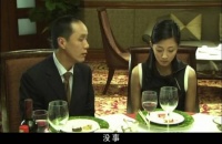 妻子背叛自己，丈夫不哭不闹，当众接电话让她身败名裂