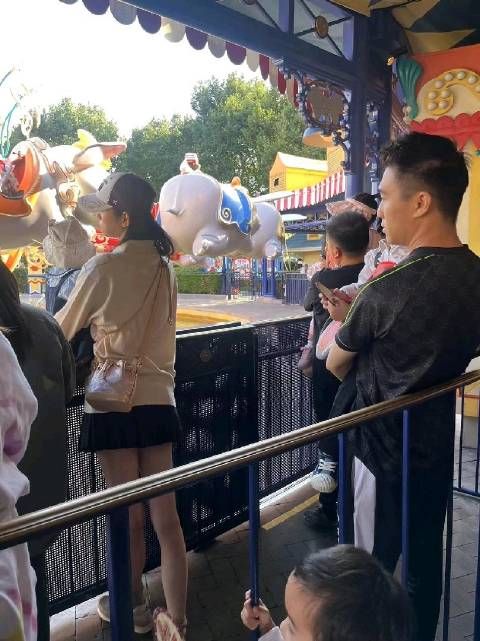 奚梦瑶何猷君带孩子游迪士尼,保姆导览贴身陪同……