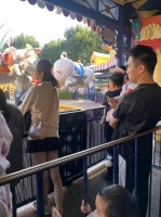 奚梦瑶何猷君带孩子游迪士尼，保姆导览贴身陪同……